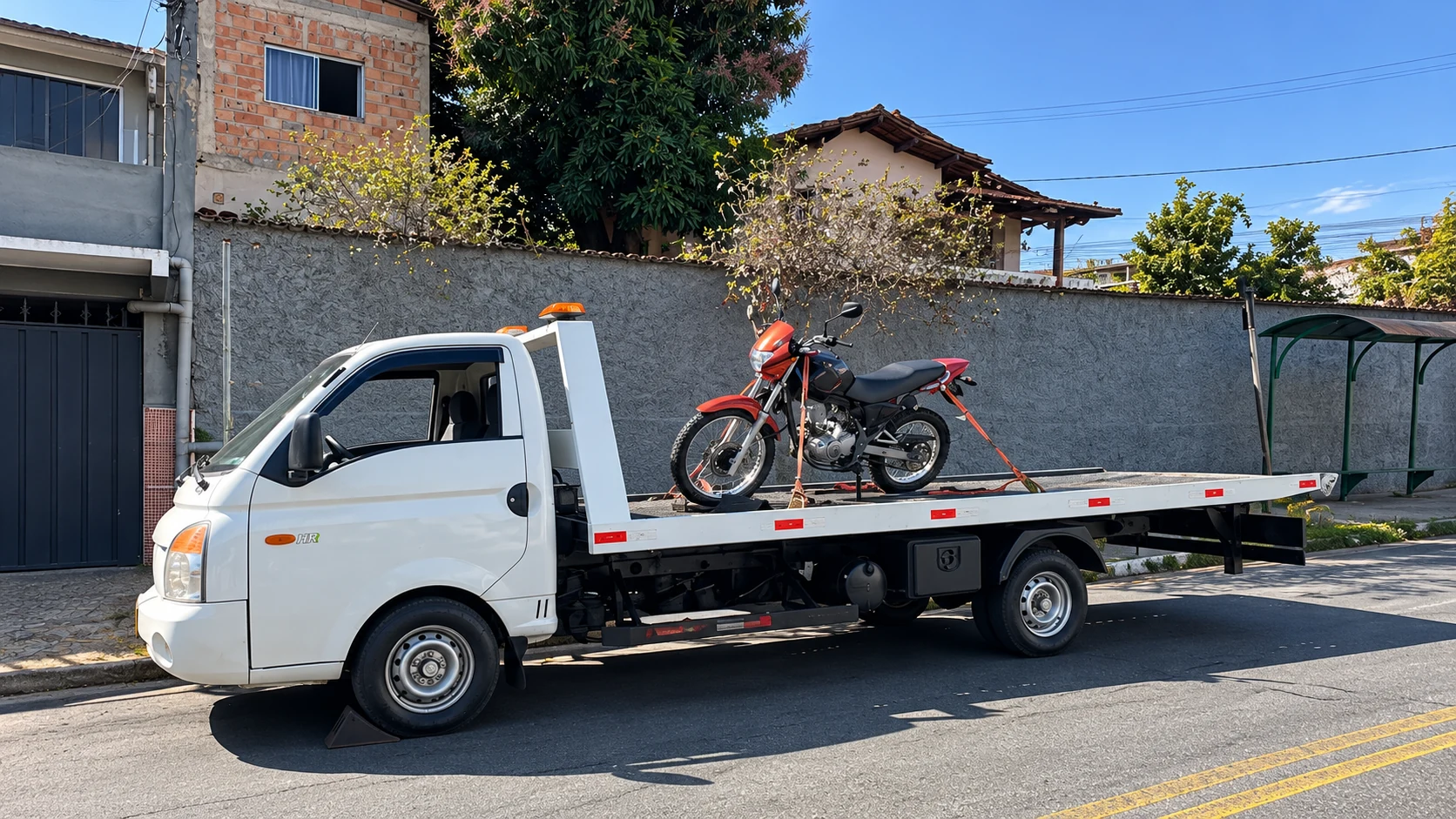 Moto fixada na plataforma do caminhão da Avante Auto Socorro.